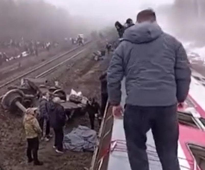 Под Ульяновском двухэтажный пассажирский поезд сошел с рельсов и перевернулся