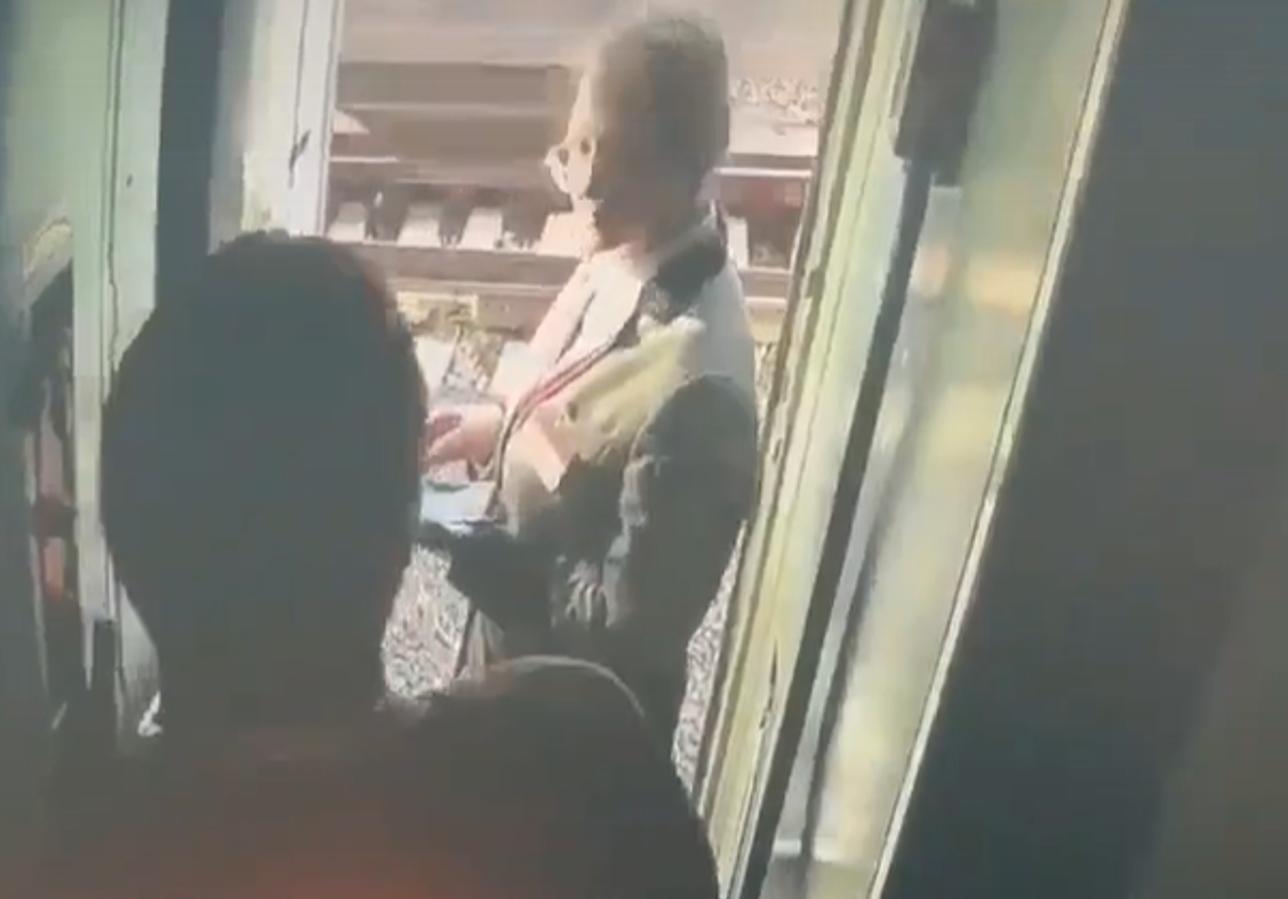 Видео: пассажир вытолкнул проводницу из поезда, следовавшего из Челябинска в Петербург