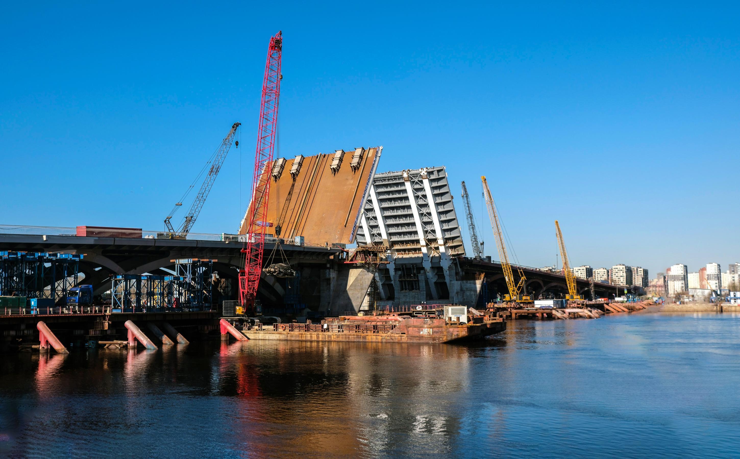 Александр Беглов рассказал о подготовке петербургских мостов к навигации