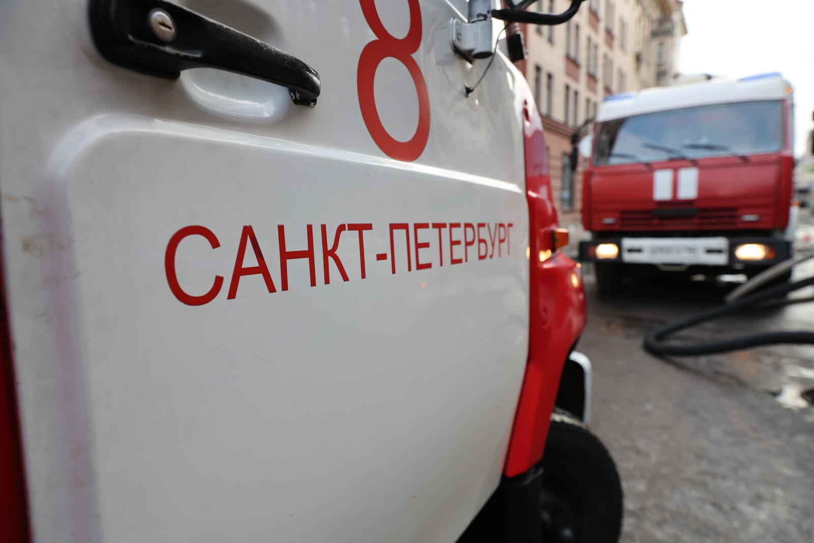 На проспекте Культуры два часа полыхала квартира