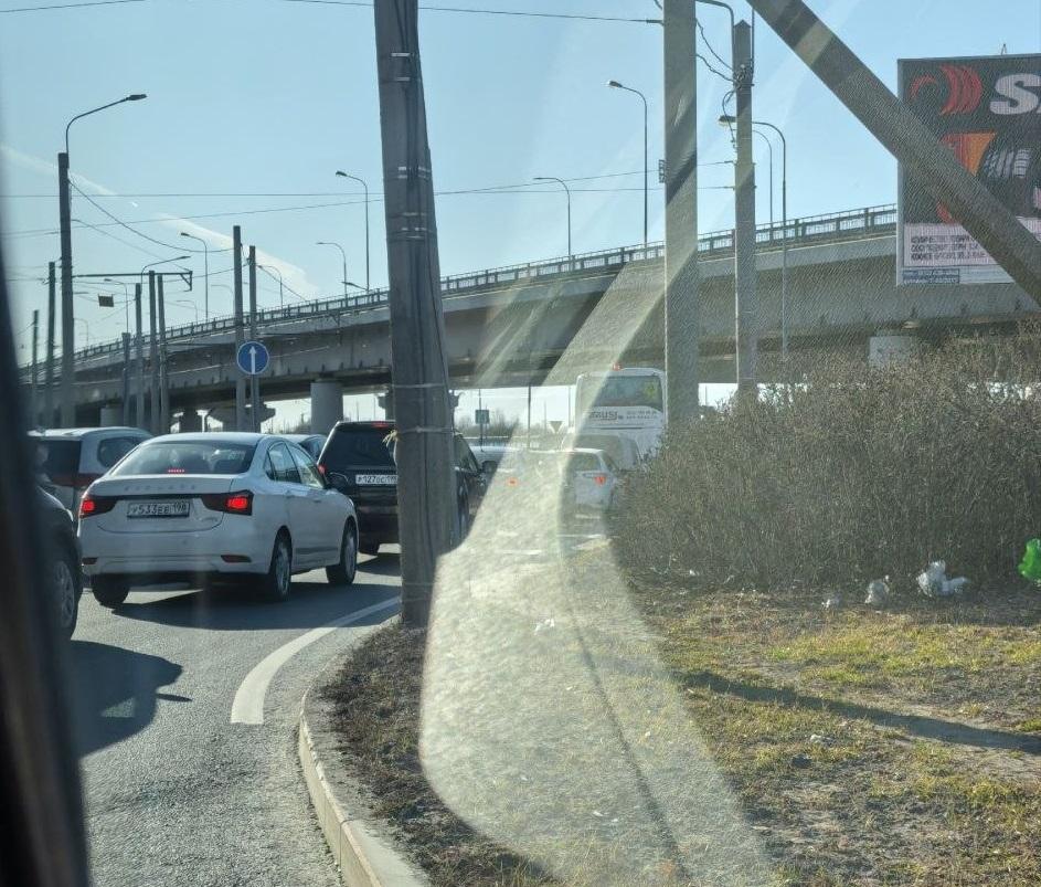 На Приморском шоссе образовалась пробка из-за ДТП с пострадавшим