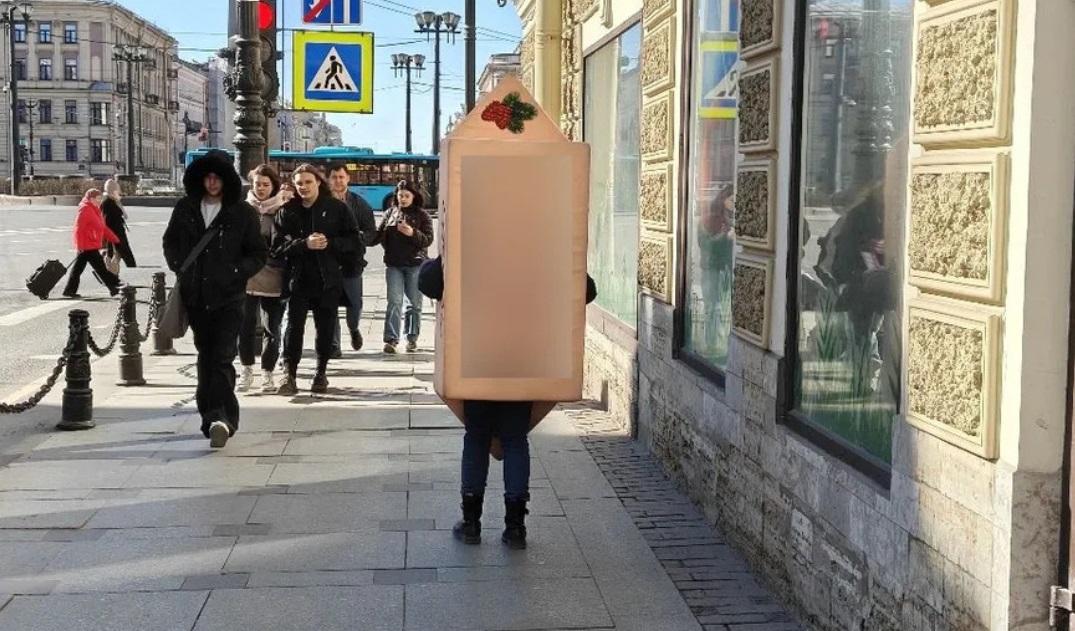 Гигантская конфета напугала в пятницу туристов на Невском проспекте