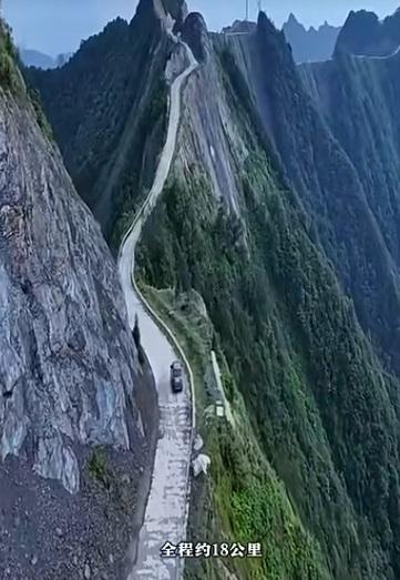 Фото: опаснейшая в мире трасса в Китае все больше привлекает туристов и блогеров
