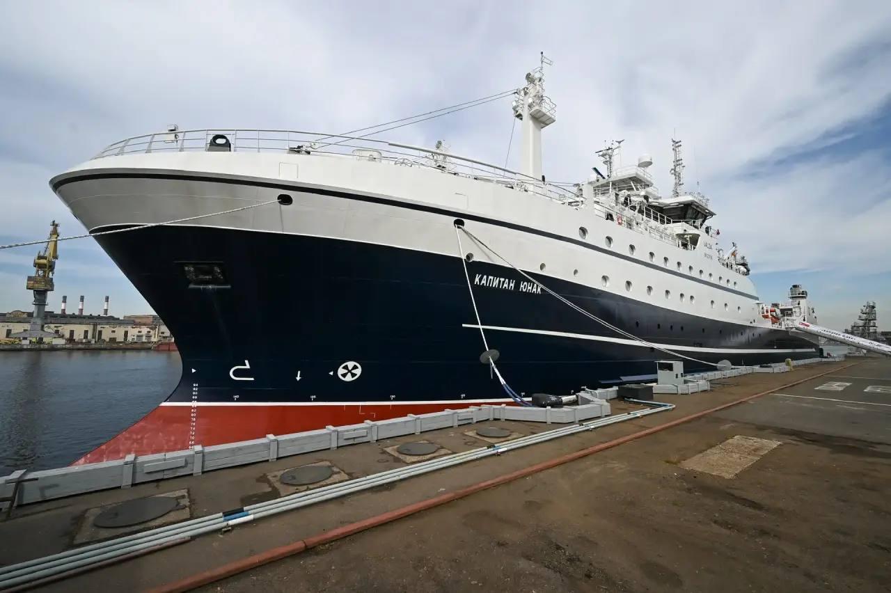 На траулере «Капитан Юнак», построенном в Петербурге, поднят Государственный флаг РФ