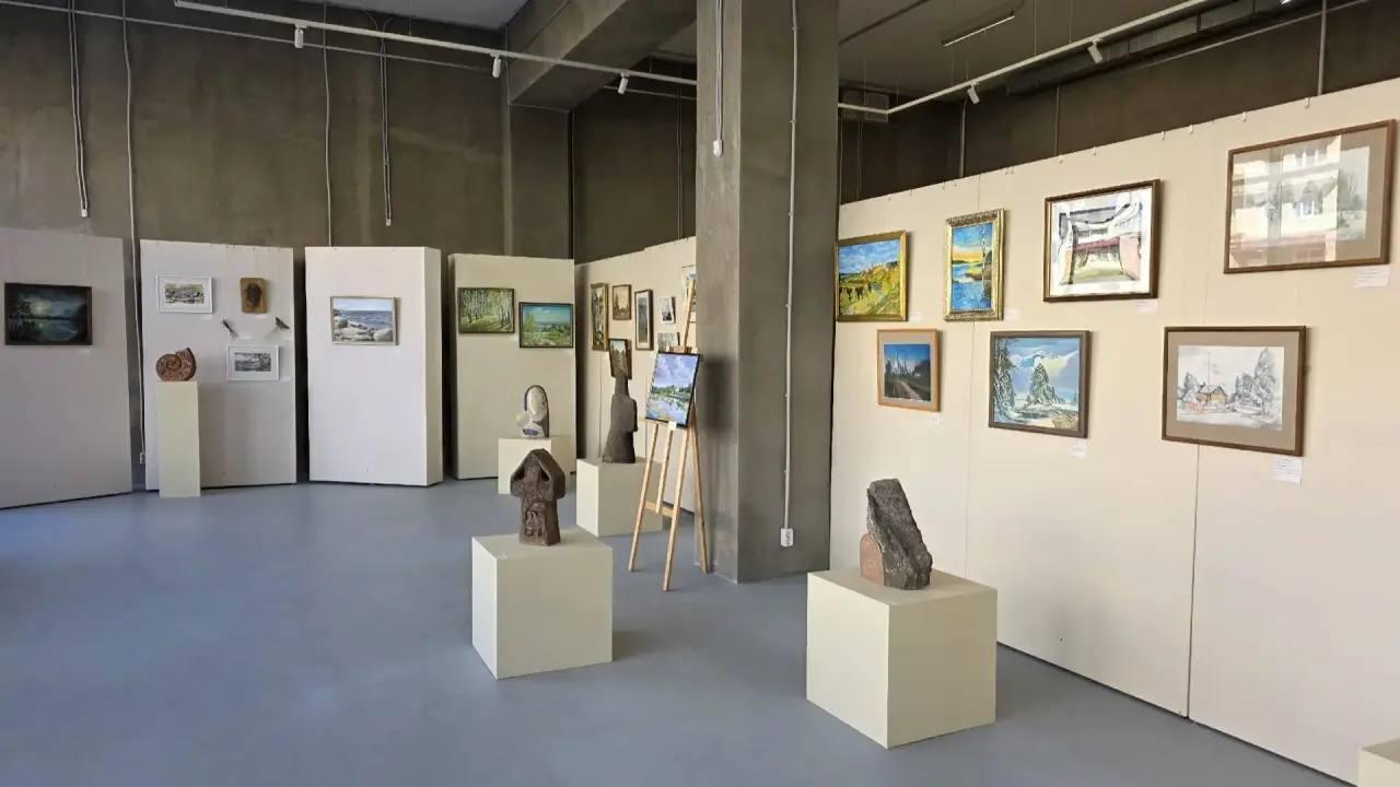 В Сланцевском музее открылась выставка современного искусства «Апрельские встречи»