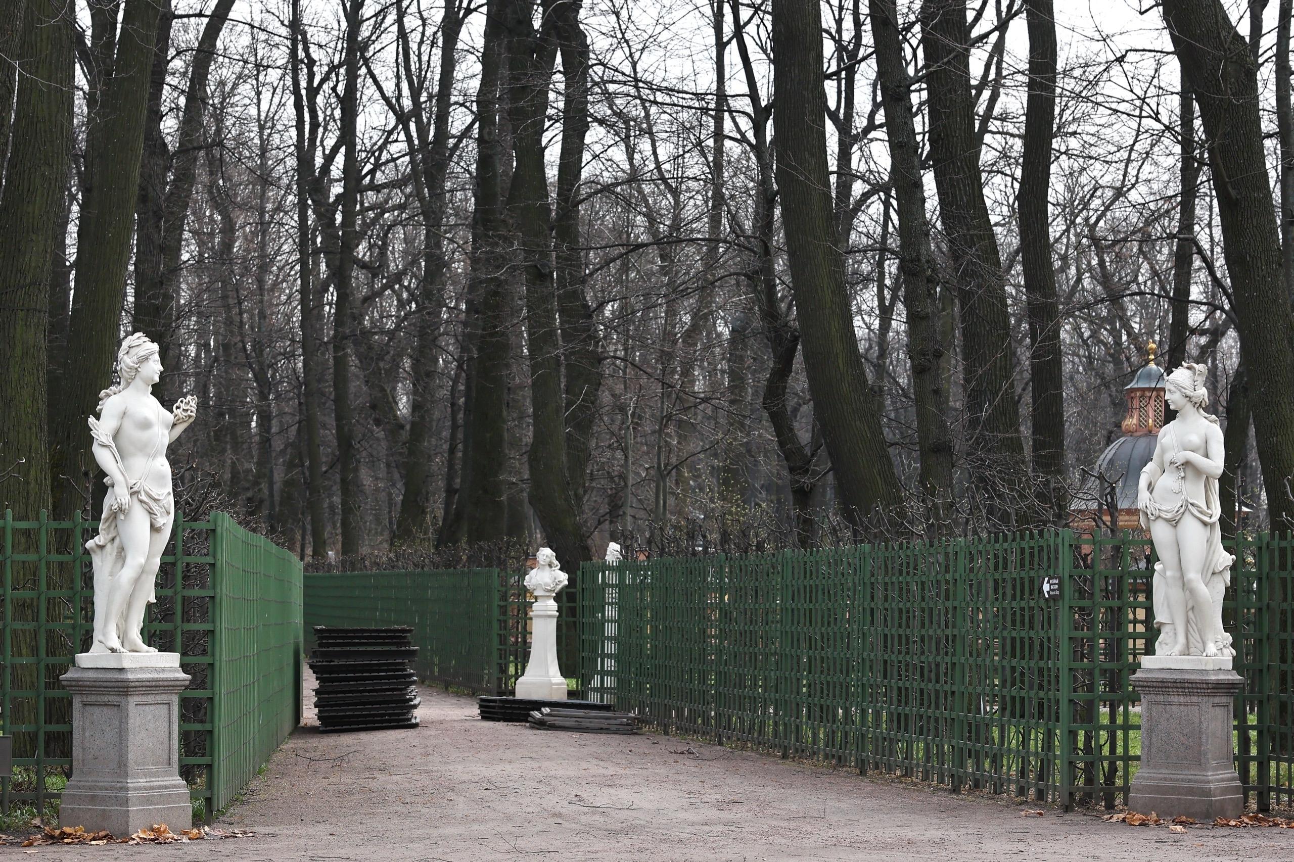 Фото: в Летнем саду Петербурга сняли зимние футляры со скульптур