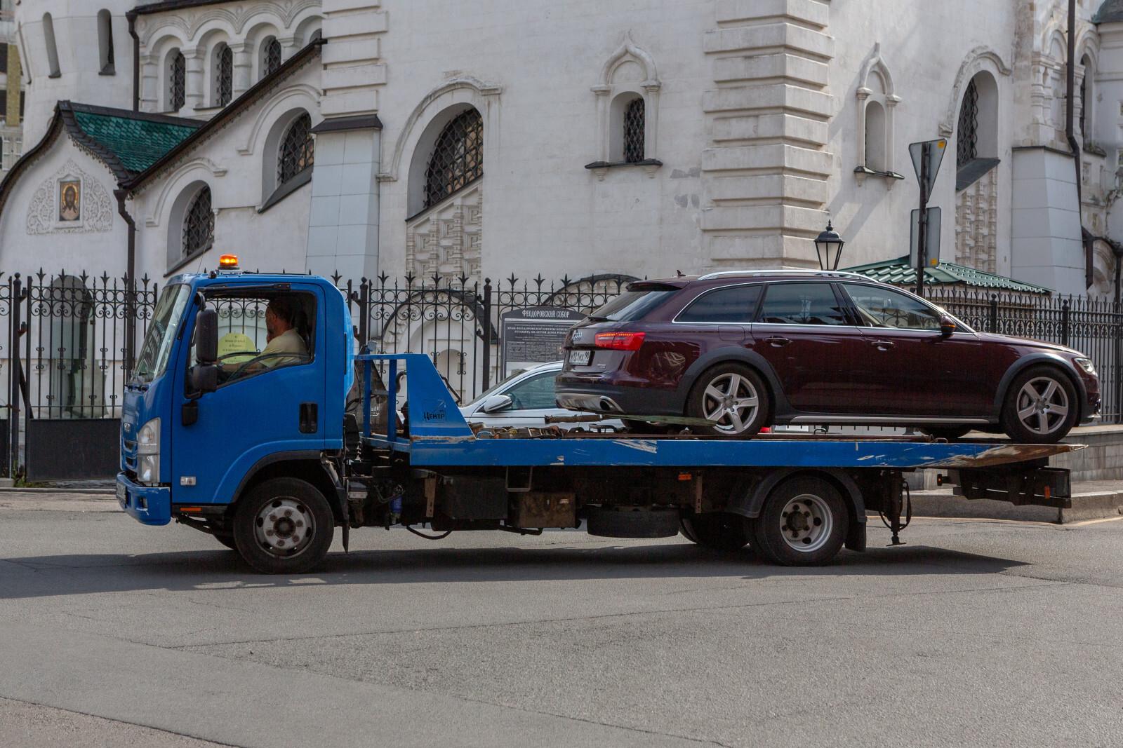 В России могут начать сообщать владельцам об эвакуации автомобилей через «Госуслуги»