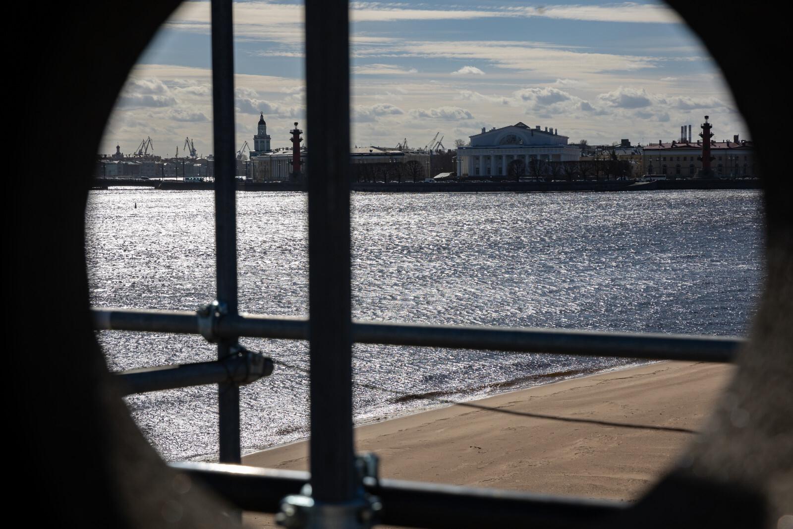 На Васильевском острове в воде обнаружено тело мужчины