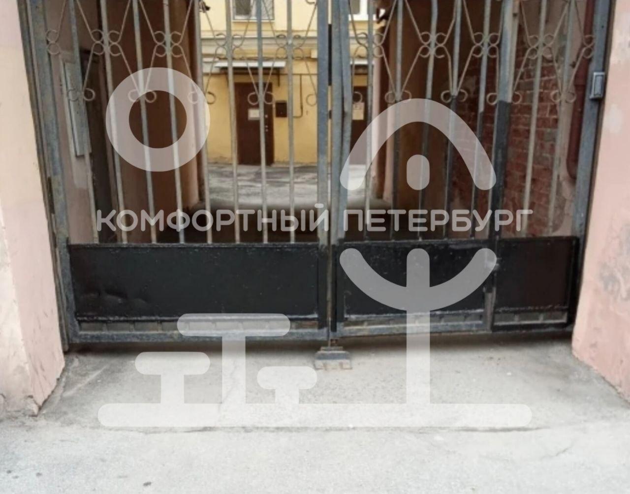 В Петербурге закрасили граффити на воротах дома на Лермонтовском проспекте