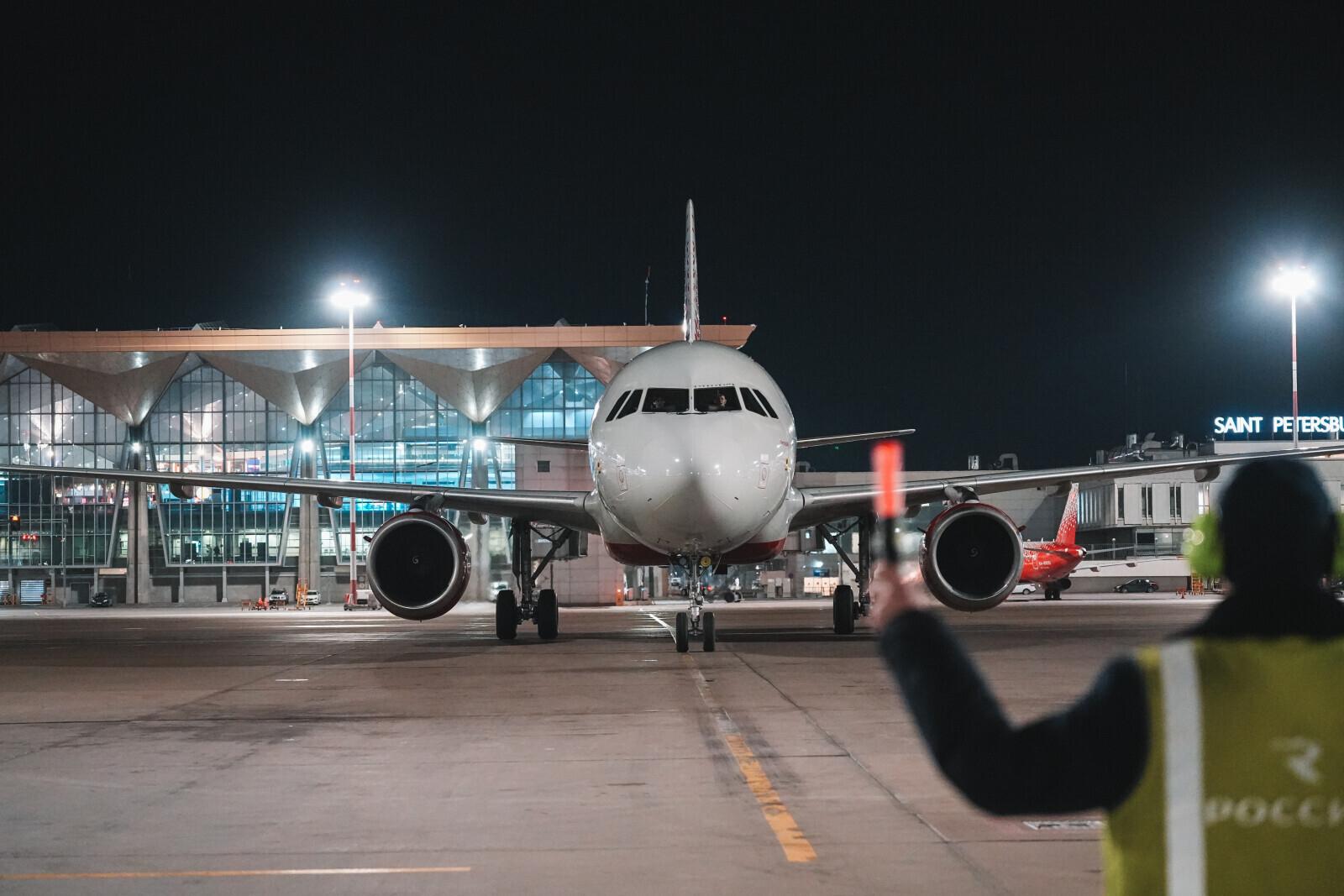 «Вел себя неподобающим образом»: в Пулково задержан пассажир, летевший в Петербург