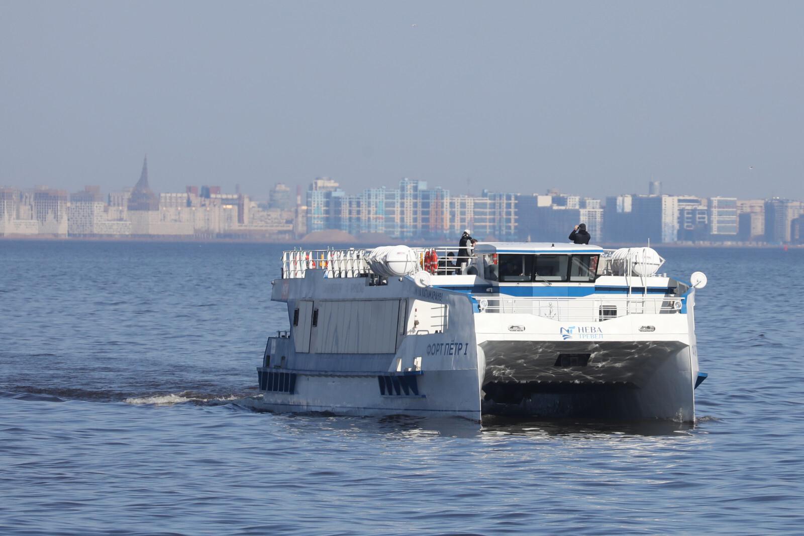 Петербуржцы снова могут добираться до Кронштадта на катамаранах
