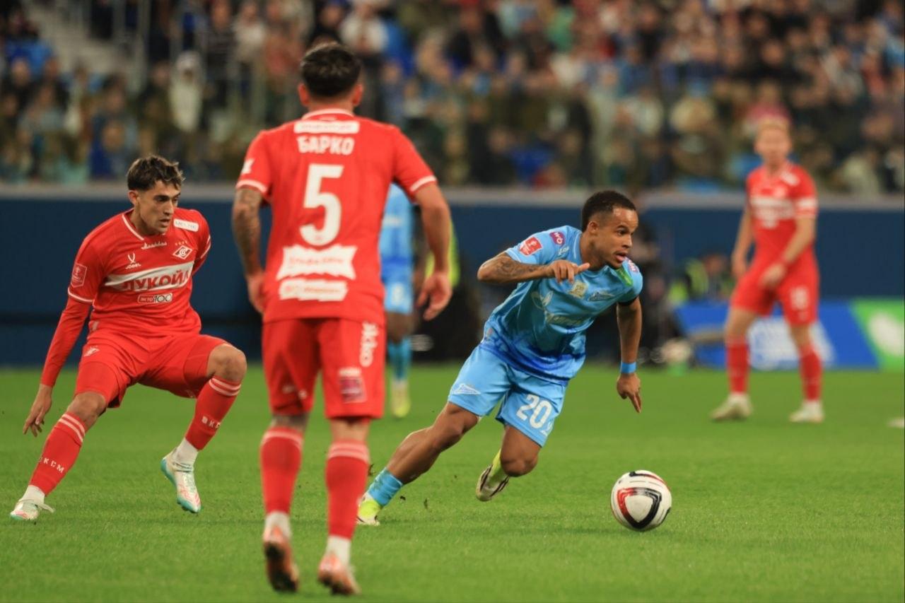 «Зенит» оштрафовали на 300 тысяч рублей за бросание фанатами бутылок в кубковом матче со «Спартаком»