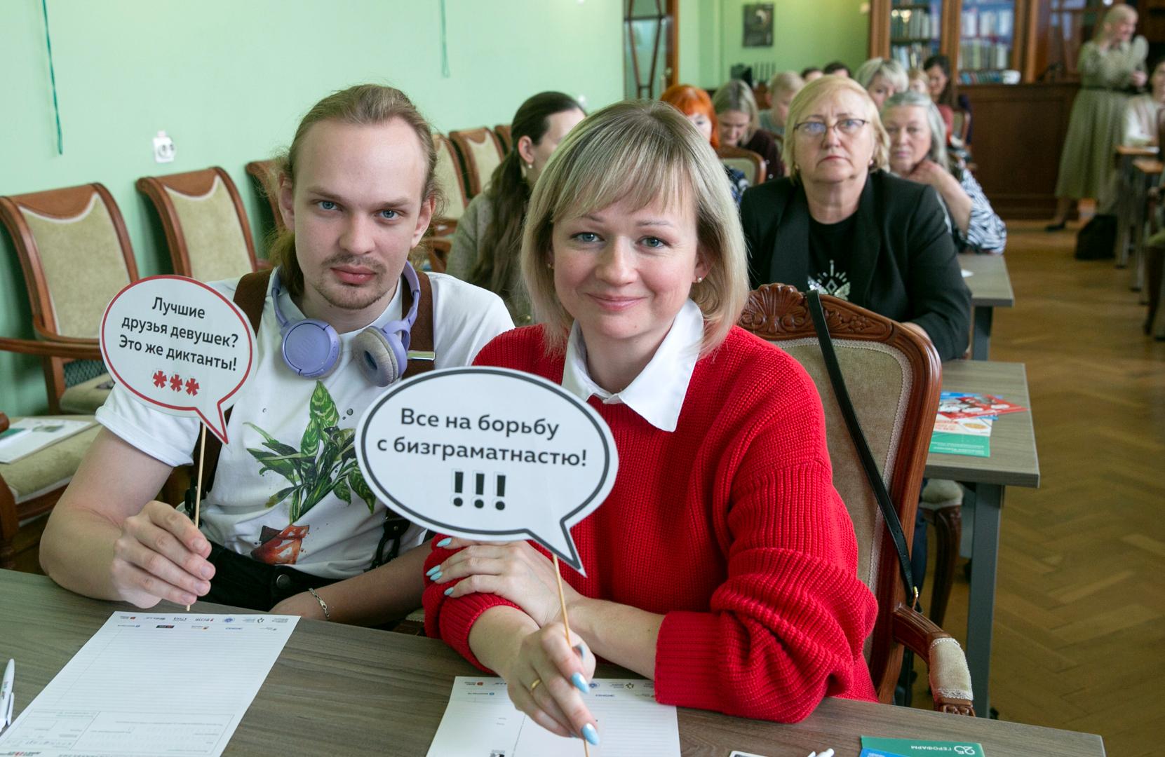 Шеф-редактор сайта «Петербургский дневник» прочитала текст Тотального диктанта в Морской библиотеке Кронштадта