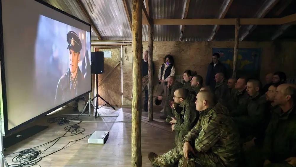 Петербургский «Ленфильм» показал военнослужащим новый фильм «Остров Сухо»