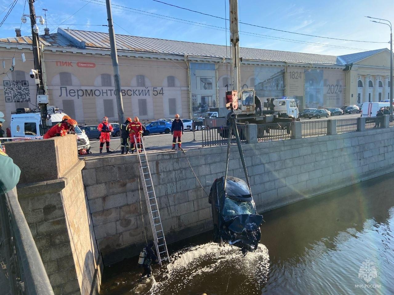 Стали известны подробности падения автомобиля в воды Обводного канала