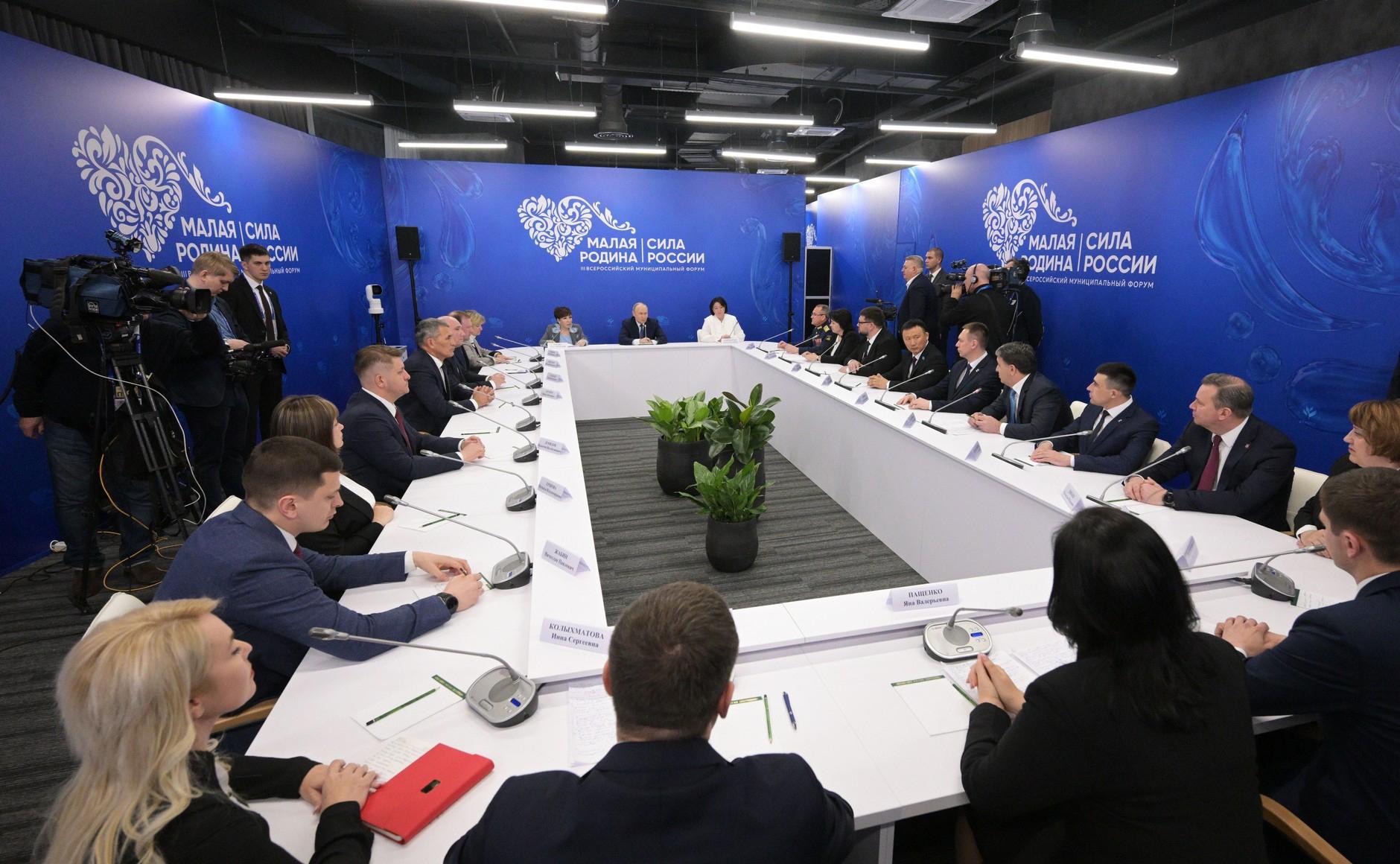 Владимир Путин наградил победителя премии «Служение»