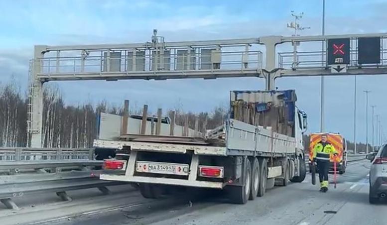 ДТП с грузовиком перегородило дорогу на ЗСД