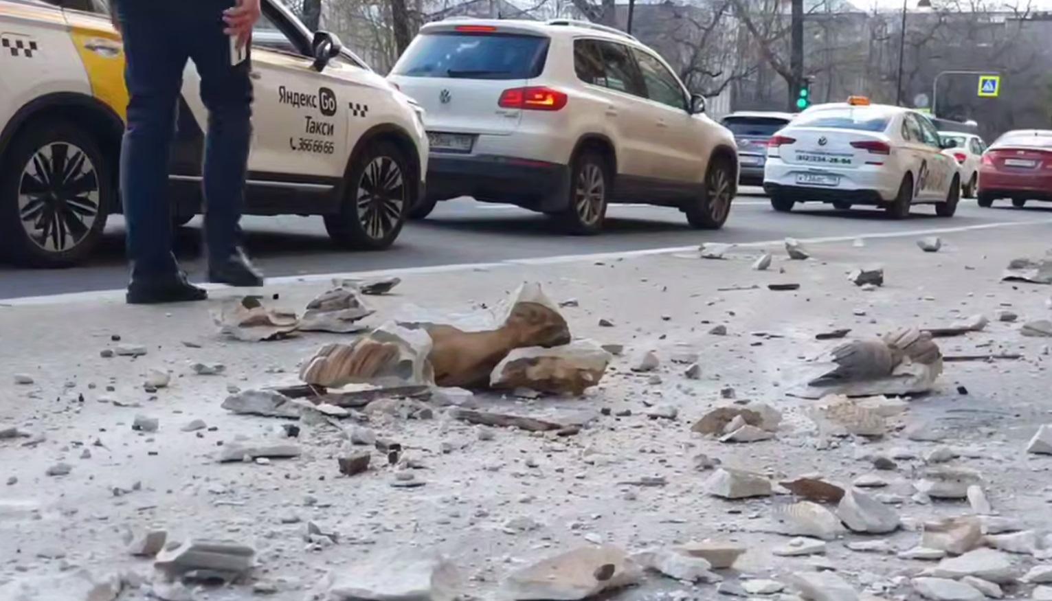 Появилось видео обстановки у дома на Каменноостровском проспекте, где рухнула штукатурка