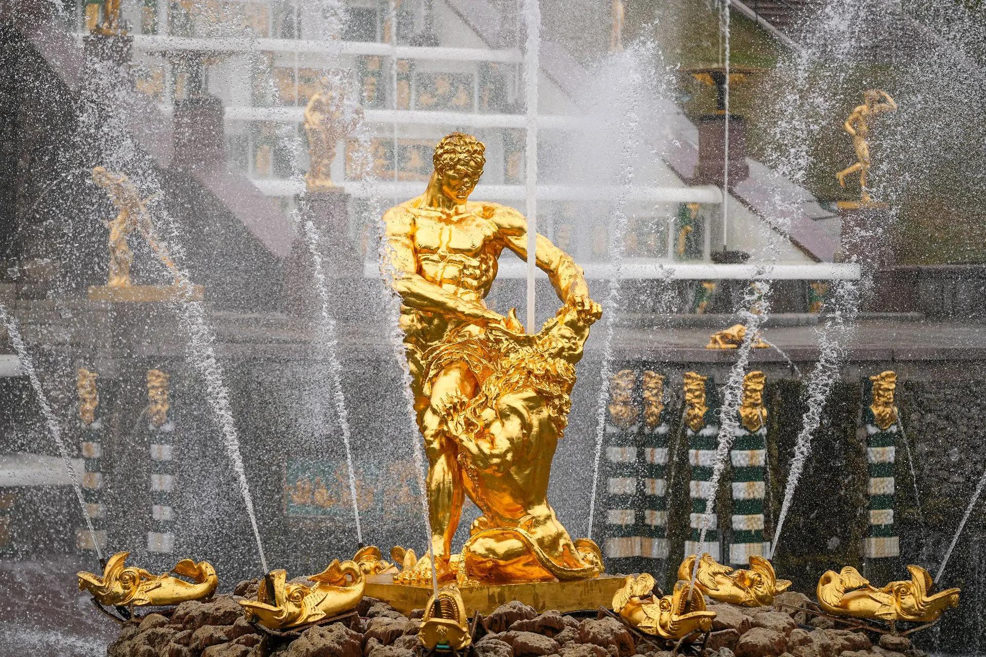 В Петергофе состоялся торжественный пуск фонтанов — фото