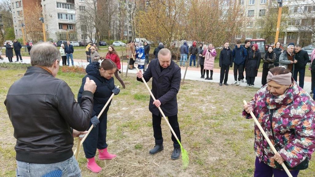 Власти Петербурга приняли участие в озеленении города и высадили более сотни кустов