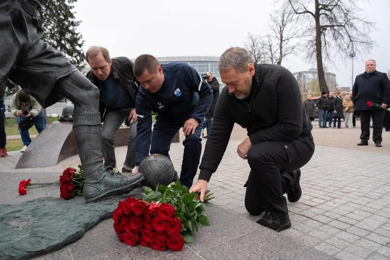На стадионе «Динамо» прошел матч между командами ветеранов Петербурга и Мариуполя