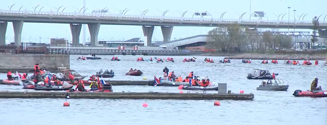 В Петербурге прошел парад резиновых лодок