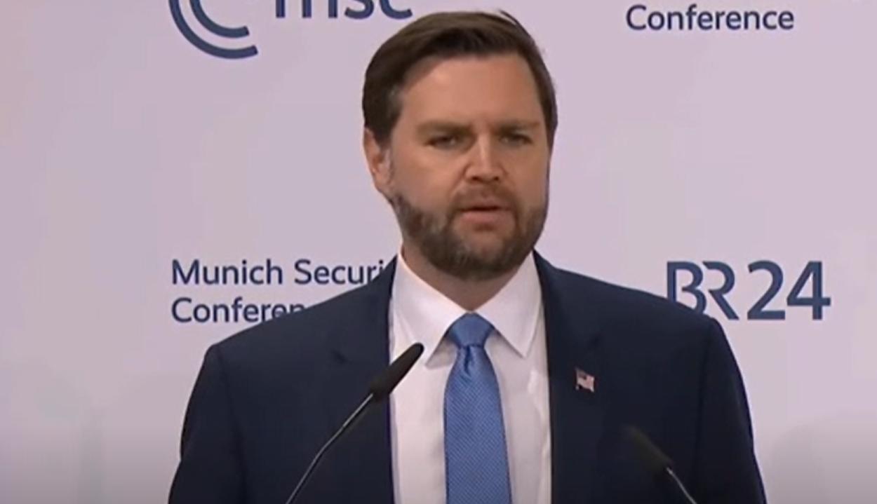 Первым после начала стрельбы на мероприятии с Трампом эвакуировали Вэнса