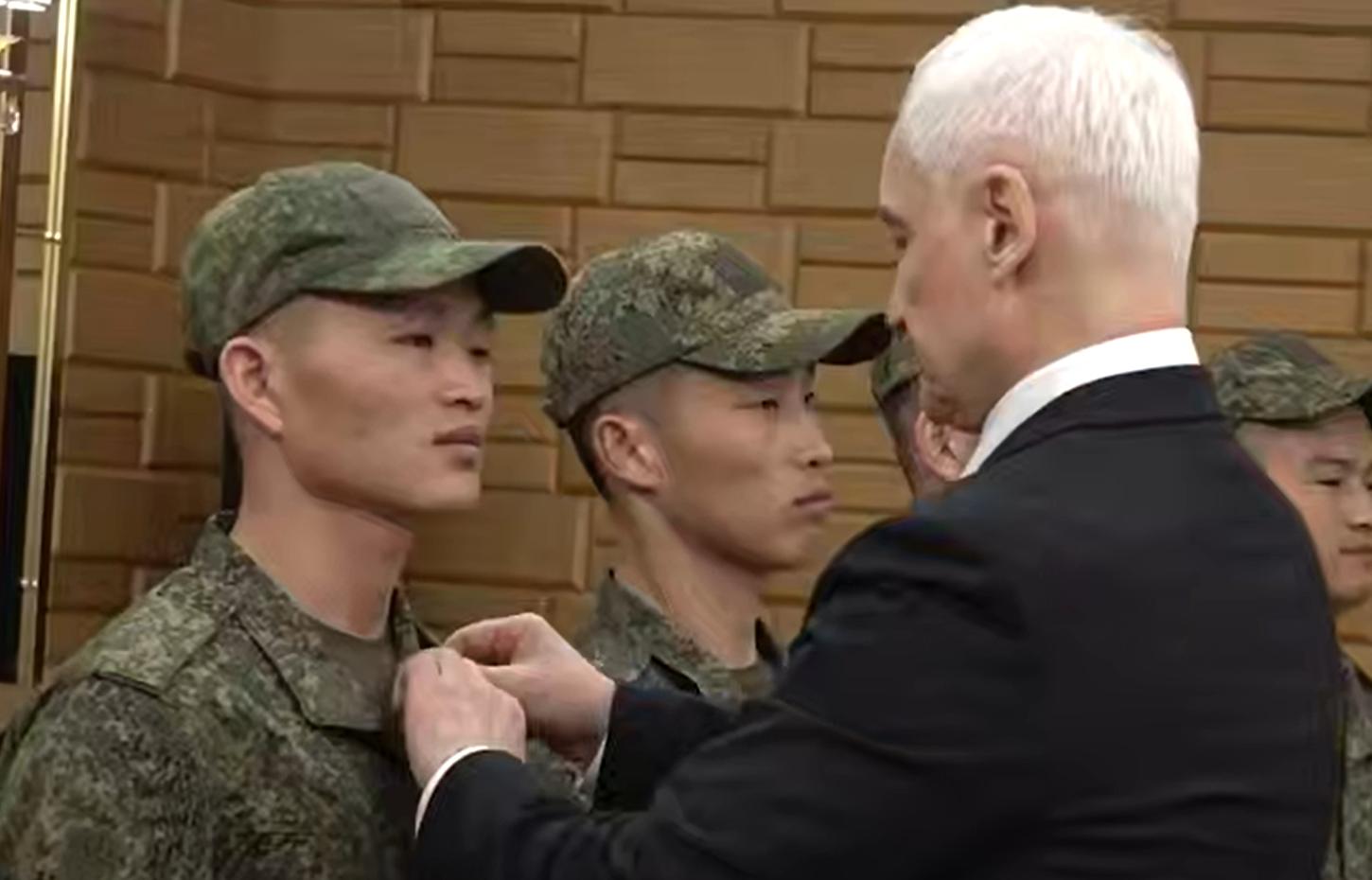 «Тем, кто делом доказал свою безграничную преданность»: Белоусов вручил ордена Мужества бойцам КНДР в Пхеньяне