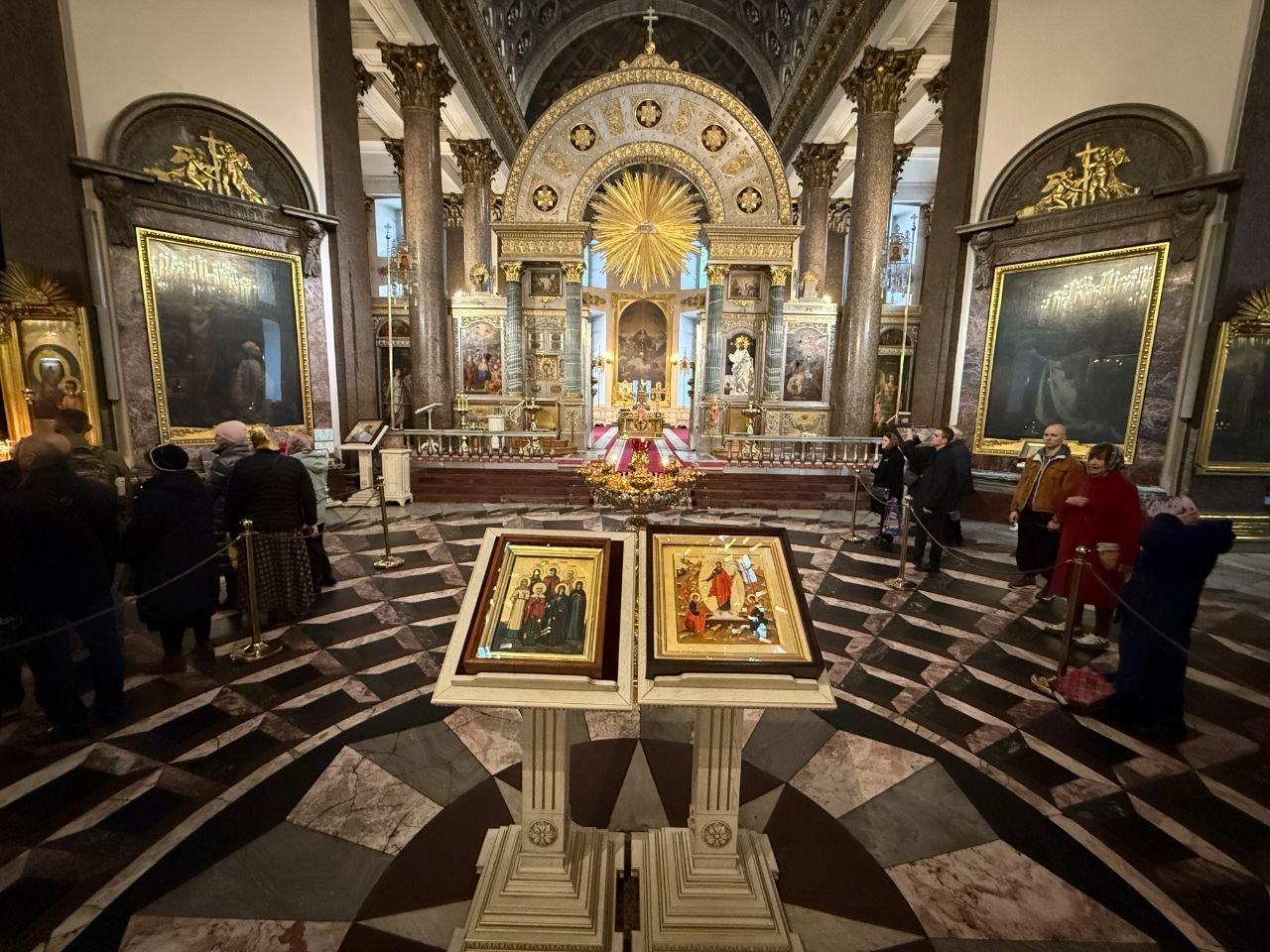 В Казанском соборе поздравили женщин с праздником жен-мироносиц