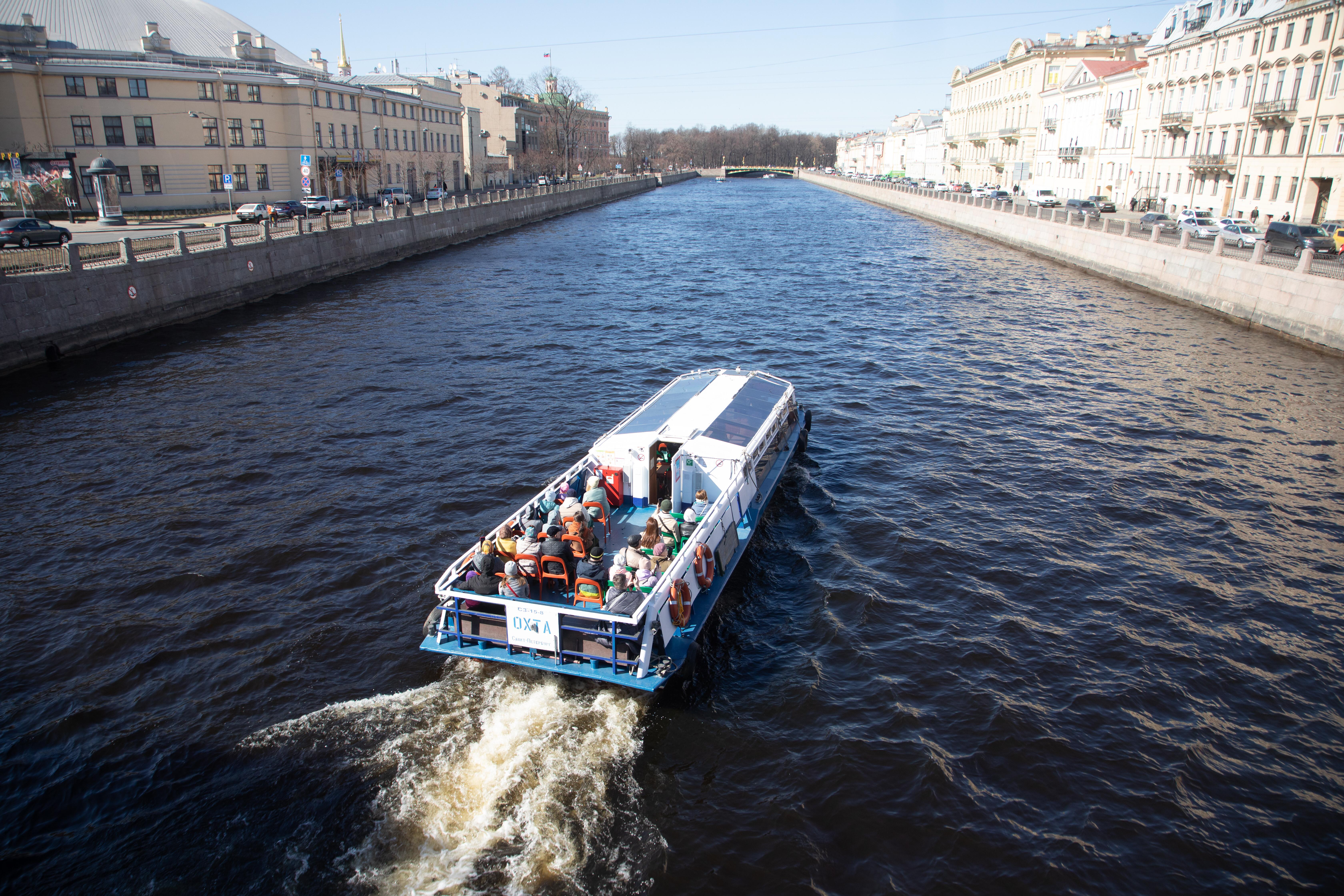 По рекам и каналам Петербурга стартовали водные прогулки