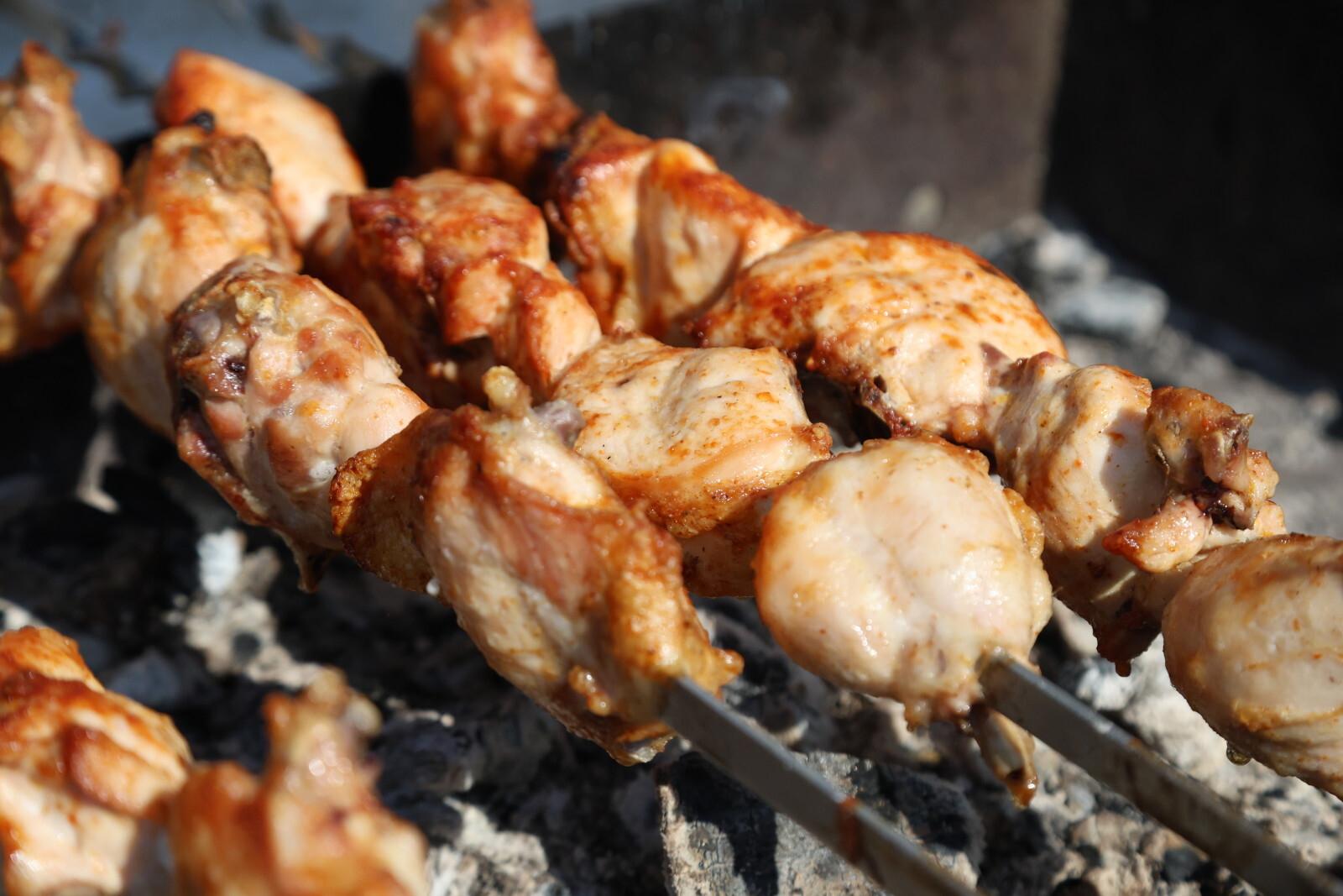 Нарколог Холдин предупредил об опасном сочетании шашлыка и алкоголя