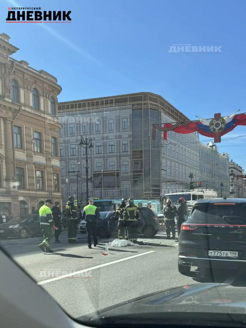 На Невском проспекте перевернулся автомобиль