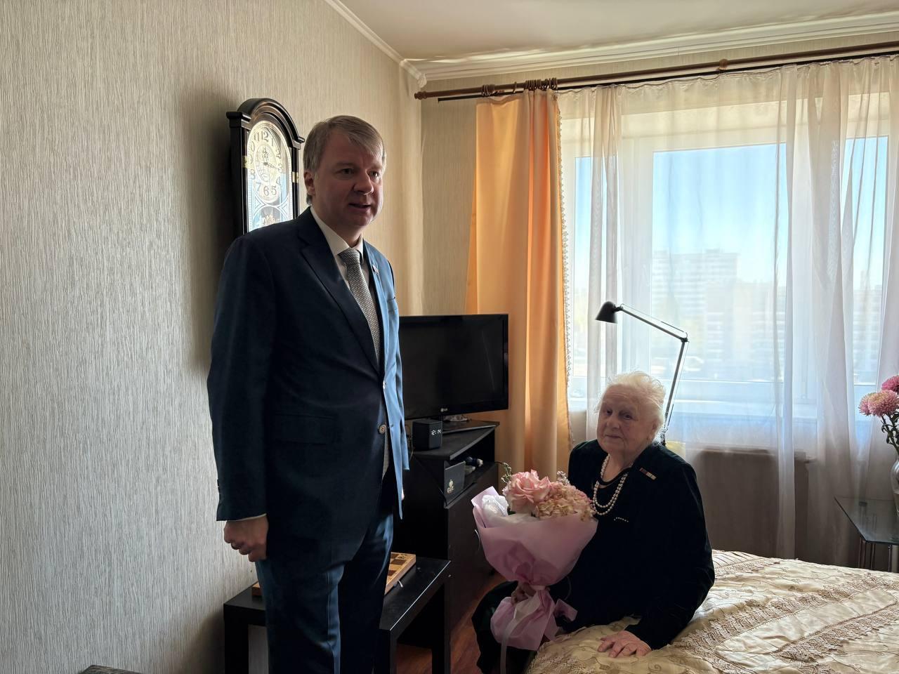 Александр Тетердинко поздравил ветерана ВОВ с наступающим Днем Победы
