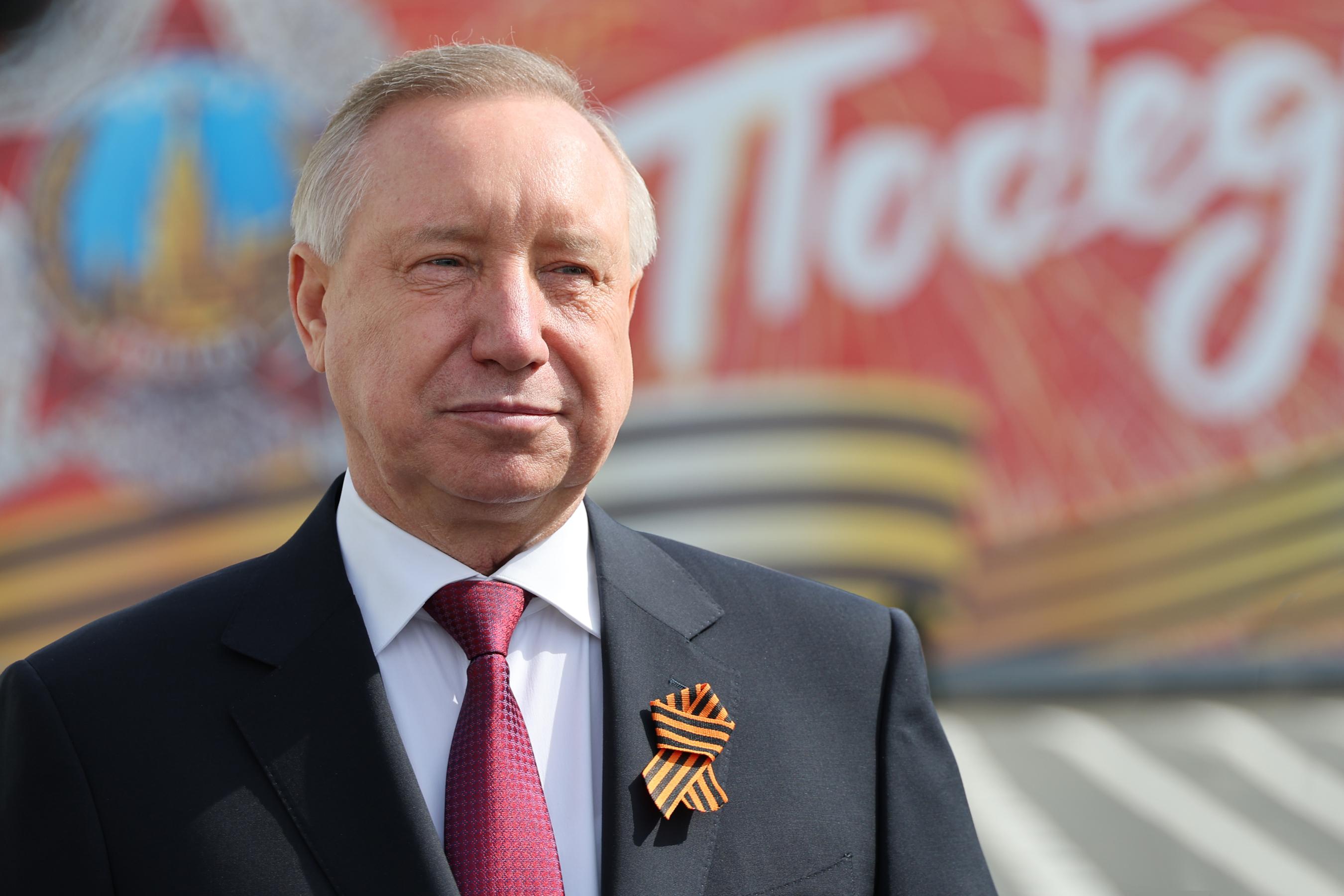 Александр Беглов приветствовал участников военного парада в Петербурге