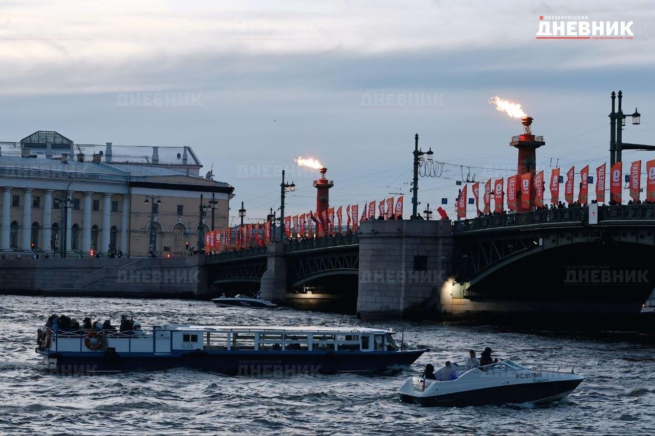 На стрелке Васильевского острова в Петербурге вечером 9 мая зажгли факелы Ростральных колонн