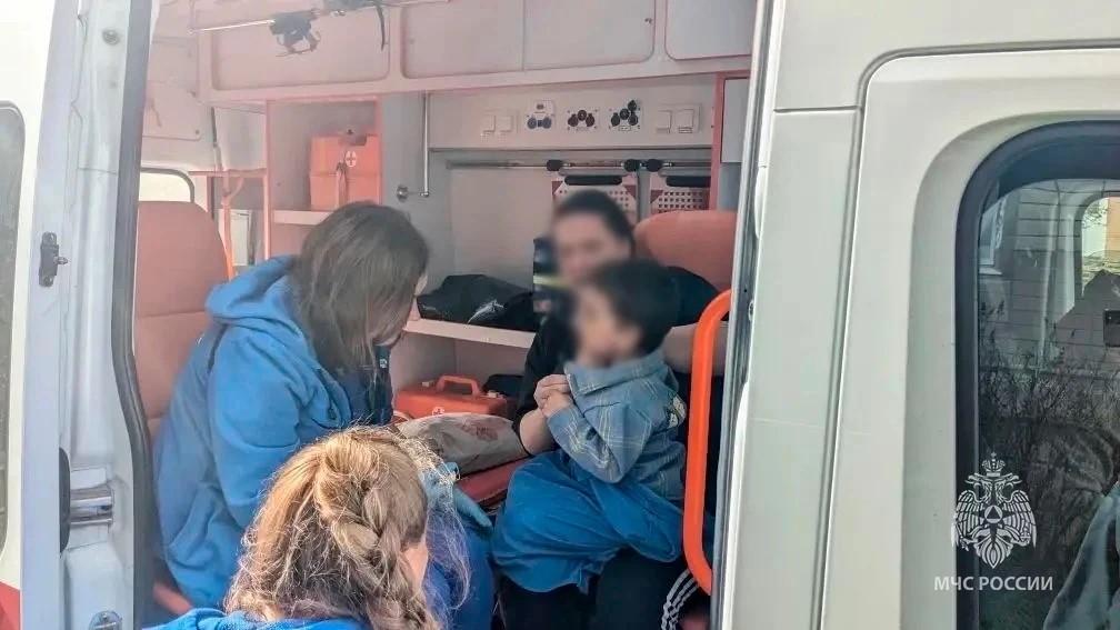 В Волхове пожарные спасли троих детей из горящей квартиры