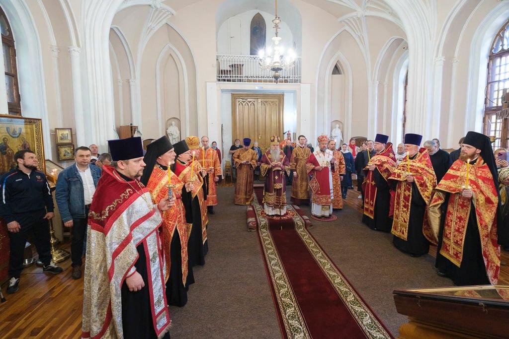 Митрополит Санкт-Петербургский и Ладожский Варсонофий совершил всенощное бдение в храме апостолов Петра и Павла в Парголово