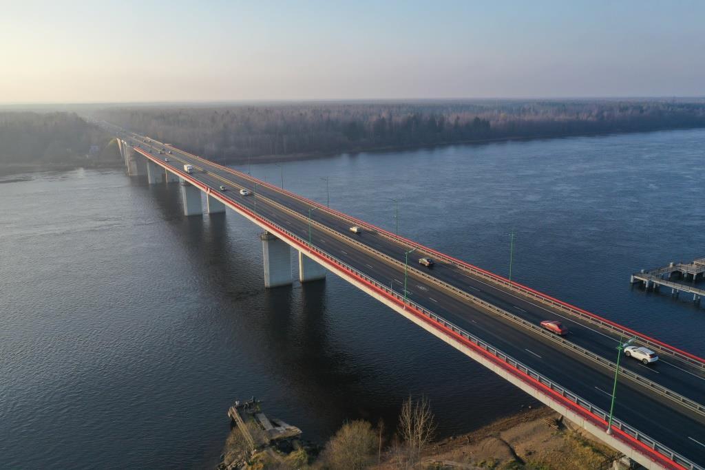 Движение по Ладожскому мосту будет полностью перекрыто на два часа