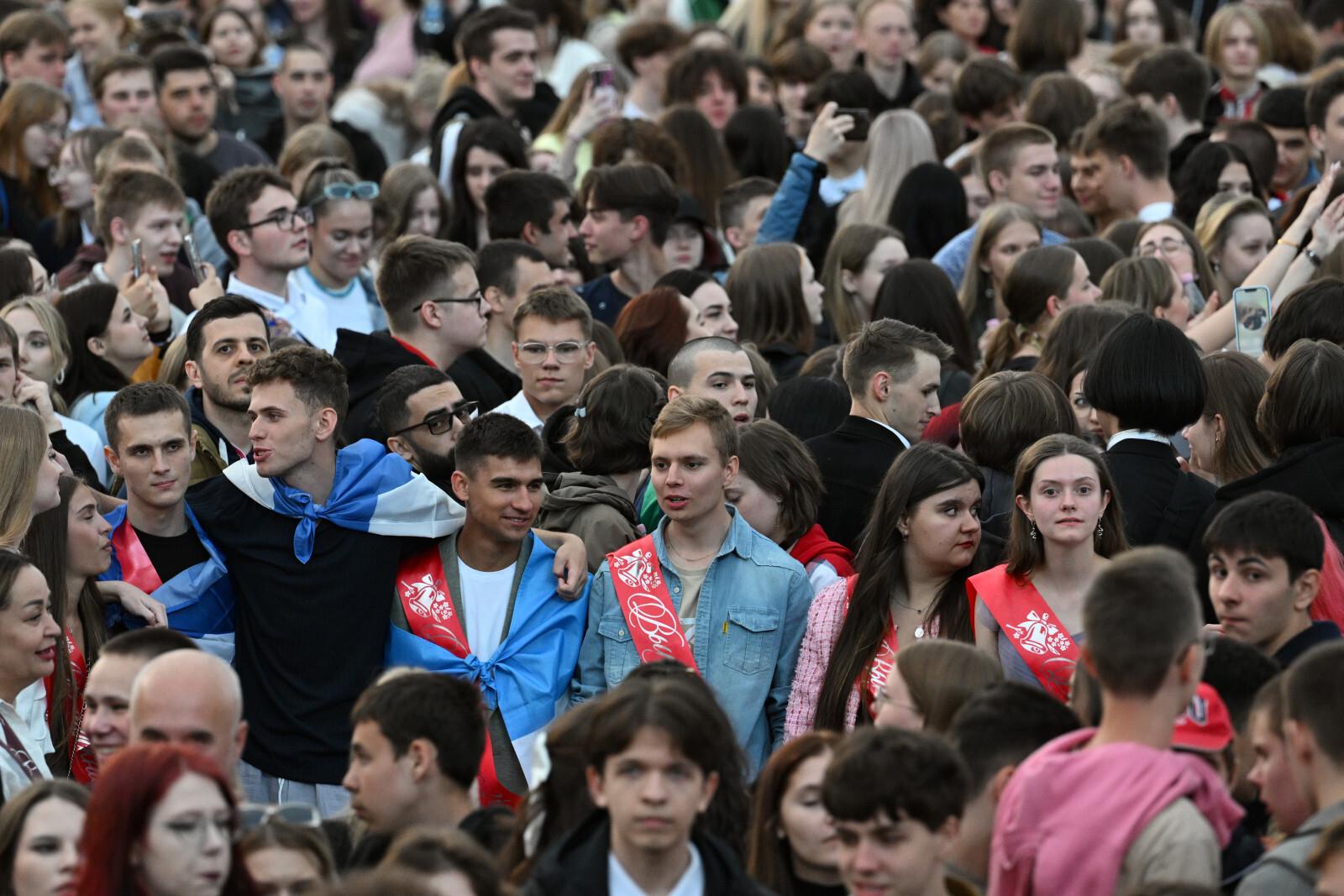 Стало известно, как в петербургских школах прошли последние звонки