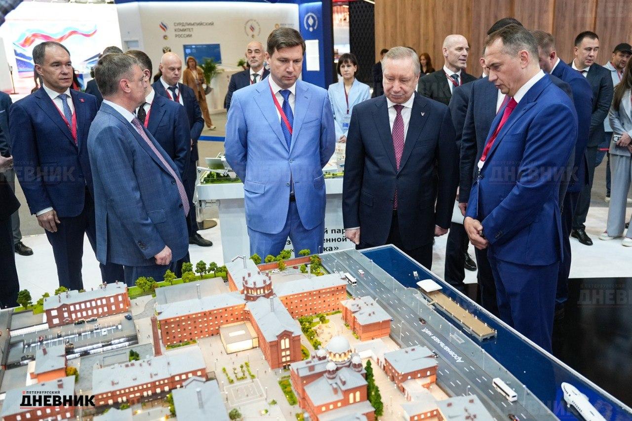 Мегаполис XXI века: Александр Беглов представил высокотехнологичный стенд Петербурга на ПМЭФ-2026