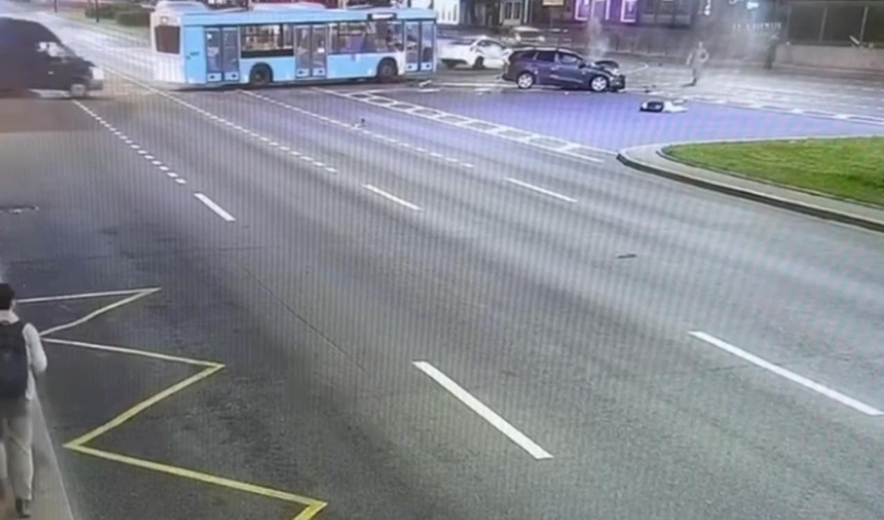 Опубликовано видео ночного ДТП на Московском проспекте, в котором погиб байкер