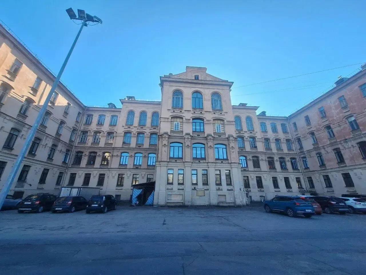 В Центральном районе Петербурга началась реставрация гимназии №166