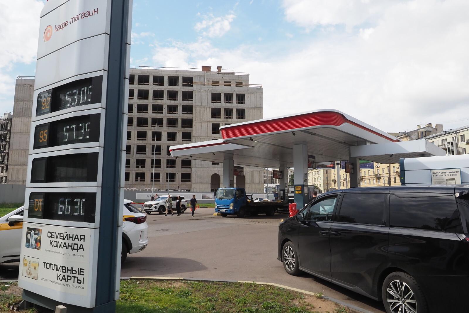 В Краснодарском крае на 15 АЗС приостановили продажу топлива из-за повышенного спроса