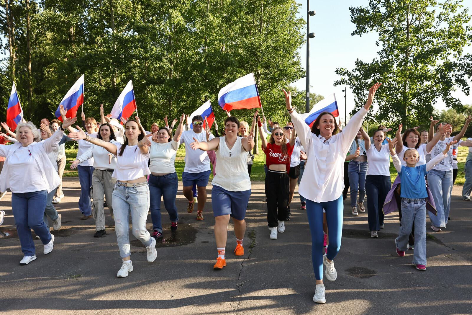«Спорт в ритме лета»: в парке Интернационалистов проходят массовые спортивные мероприятия для петербуржцев