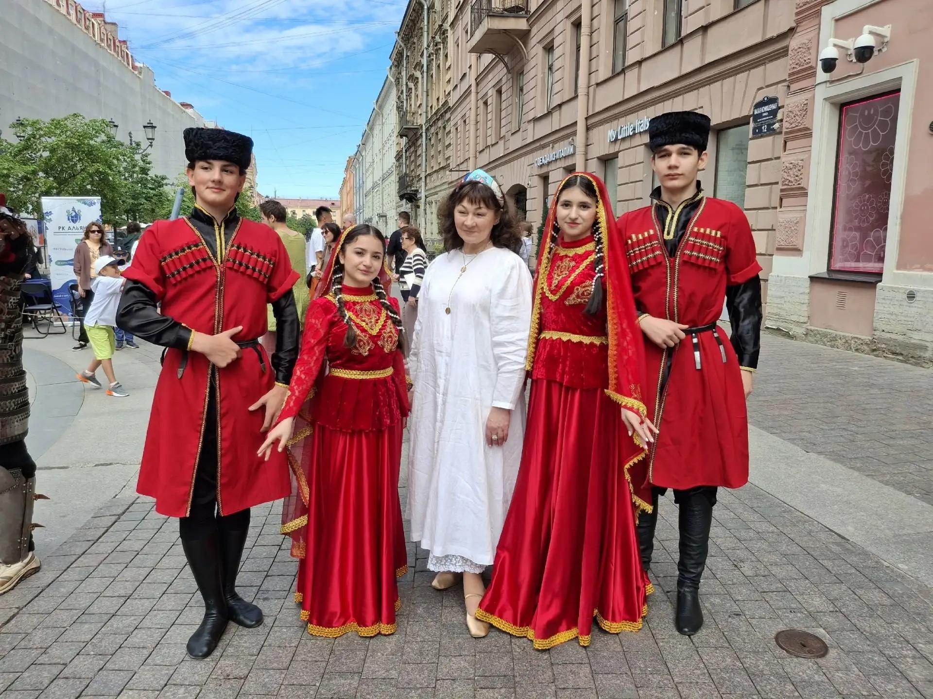 Народные песни, хороводы и средневековые танцы: в Петербурге прошел фестиваль «Аллеи мифов и легенд»