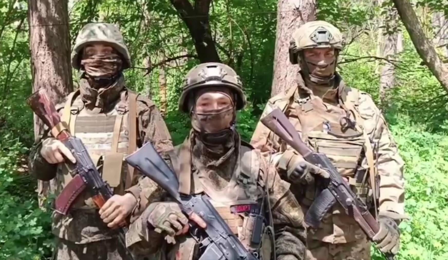 Бойцы гвардейского Ленинградского полка поздравили граждан с Днем России