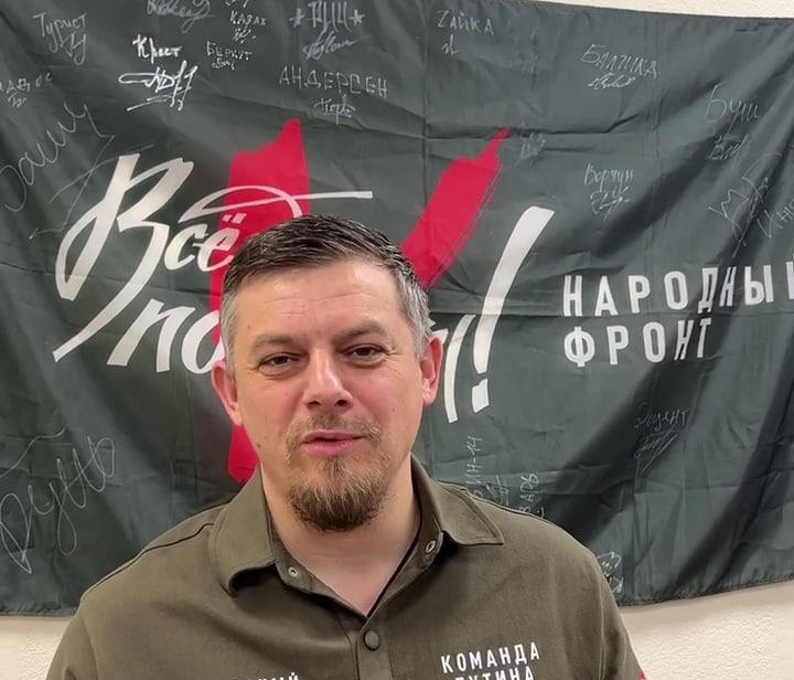Волонтеры «Народного фронта» поздравили петербуржцев с национальным праздником