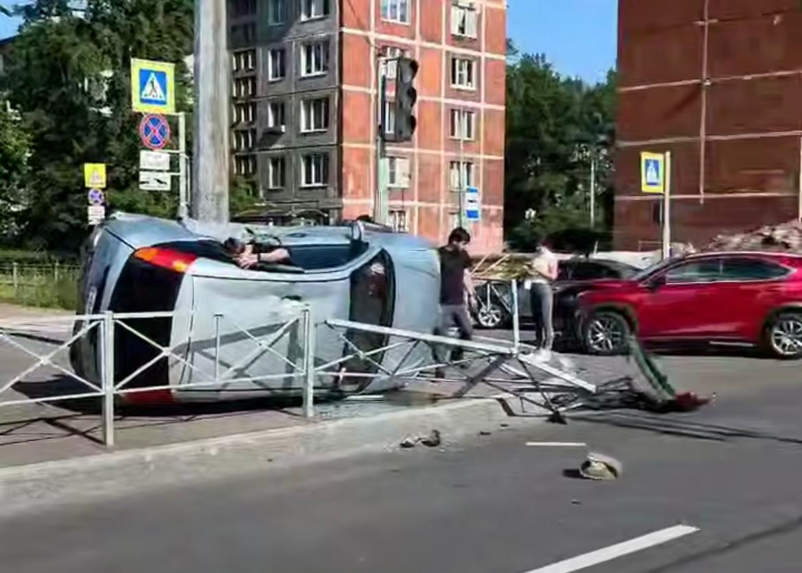 Видео: машина перевернулась в результате столкновения с другим авто в Петербурге