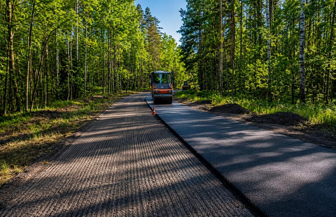 В Ленобласти обновляют дороги, которые ведут к медучреждениям