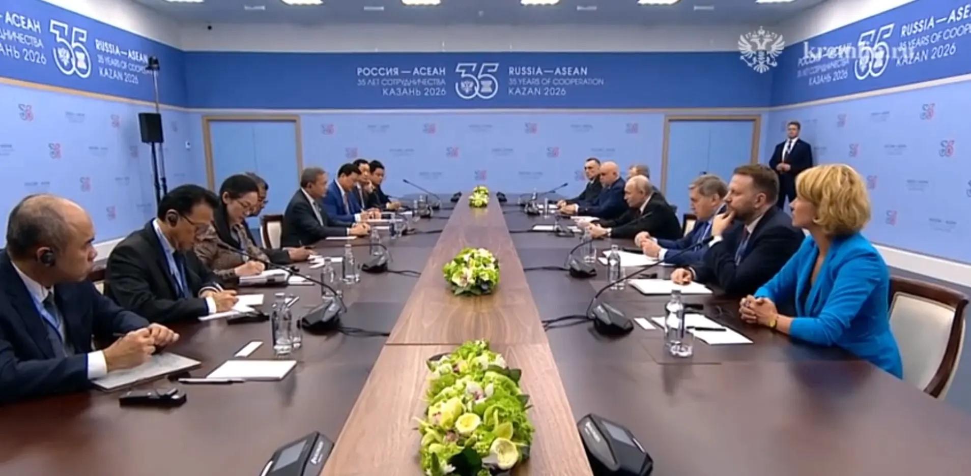 Путин с юмором прокомментировал сбой перевода на переговорах с Камбоджей